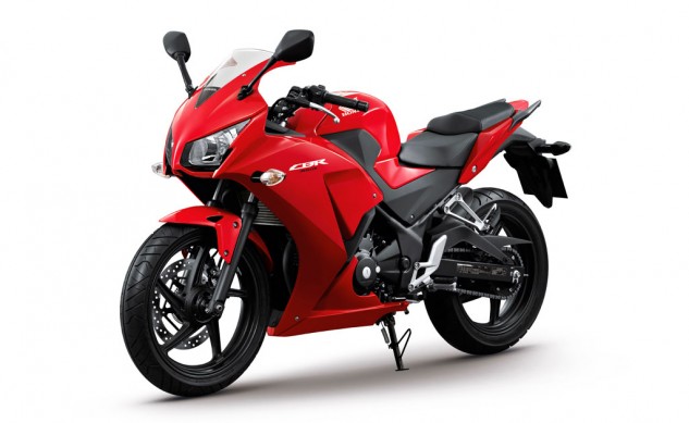 CBR300R (Millennium Red) 101713-2014-honda-cbr300r-1-633x389