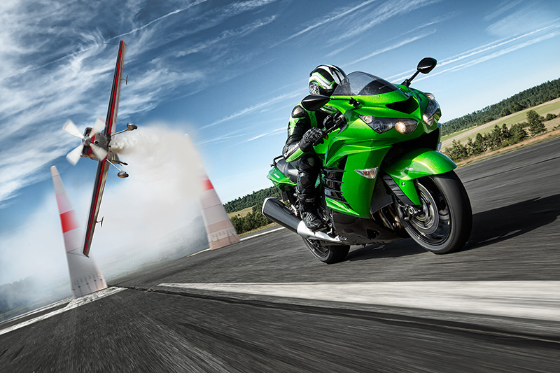 Kawasaki ZZR1400 е прогласен за мотор на годината 12MY ZZR1400 GRN action 1