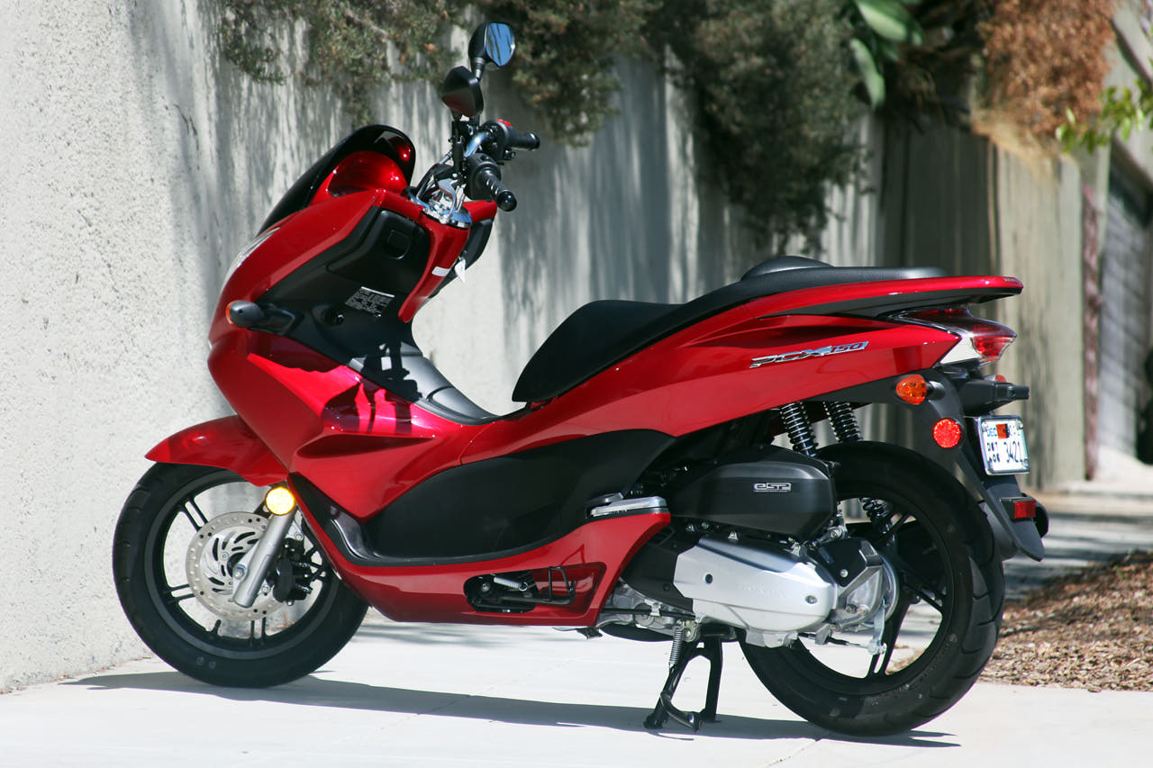 Honda PCX125 за 2790 евра 2013-Honda-PCX150-rear