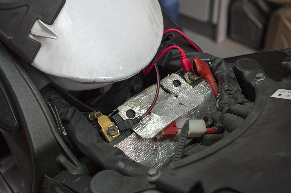 „Comfort Connector“ се поставува еднаш на самиот акумулатор 4
