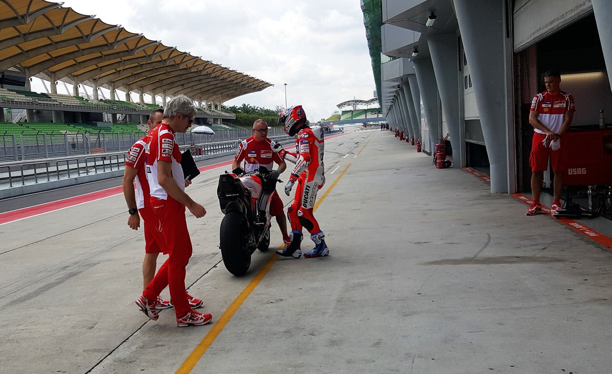 Стонер се подготвува да се качи на новото Ducati GP17 C3E L hUYAAcRqX