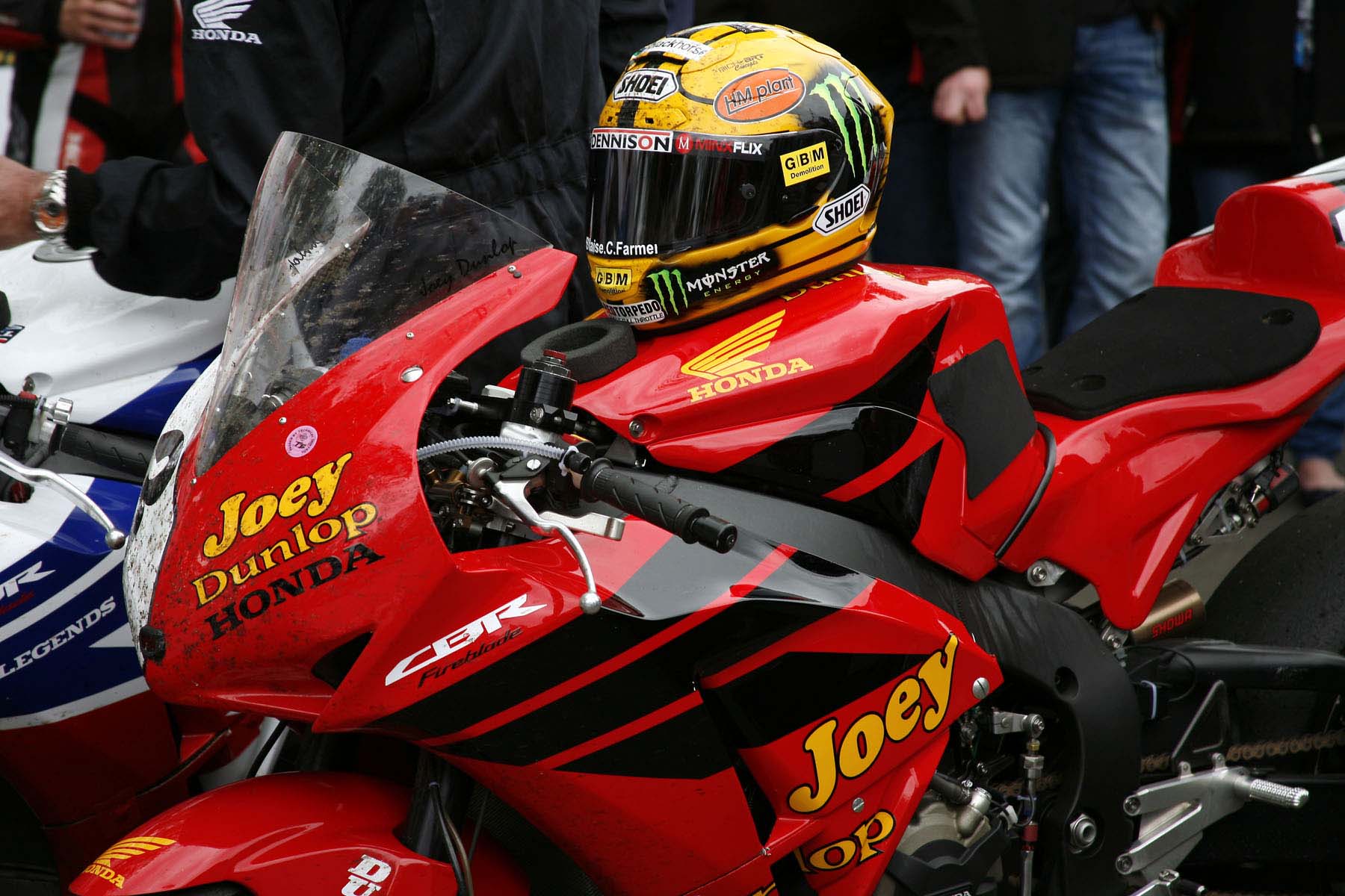 Џон Мекгинис во боите на Џои Данлоп John-McGuinness-Joey-Dunlop-Honda-livery-IOMTT-Richard-Mushet-01