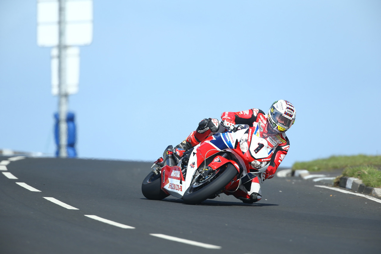 Џон МекГинис со својата Хонда на Isle of Man TT John McGuinness Honda Racin