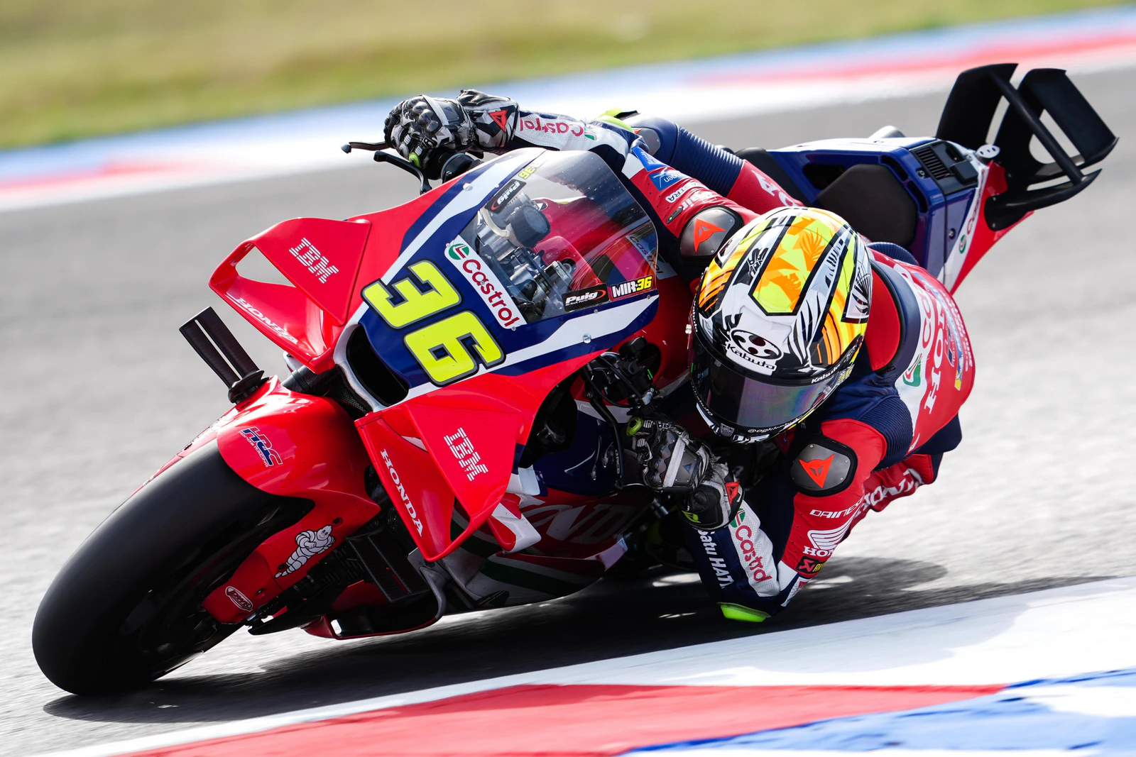 Жоан Мир и Лука Марини во боксот на Honda HRC Castrol