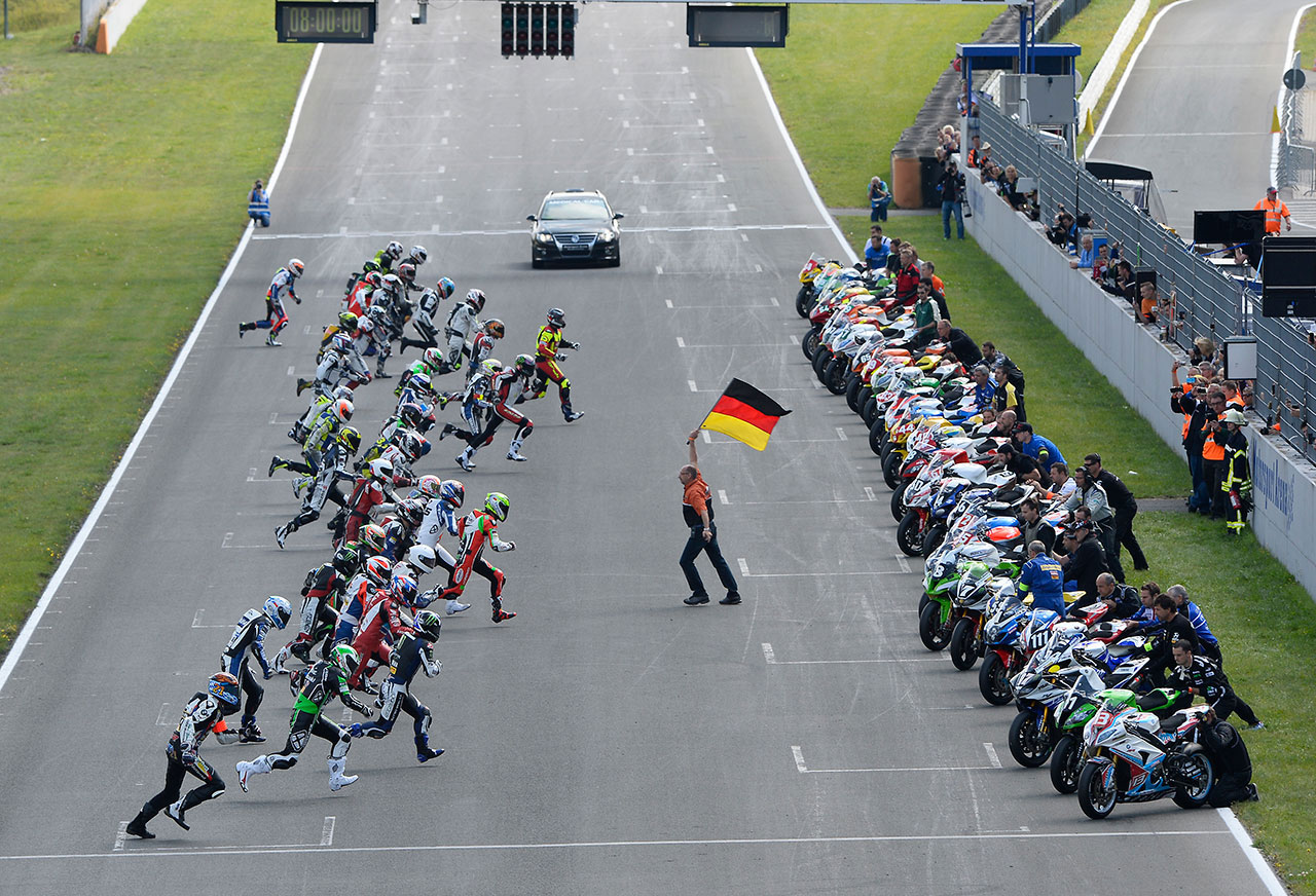 Возбудлив старт на 8 часовната трка на издржливост Suzuki Oschersleben 8 Hour 2014