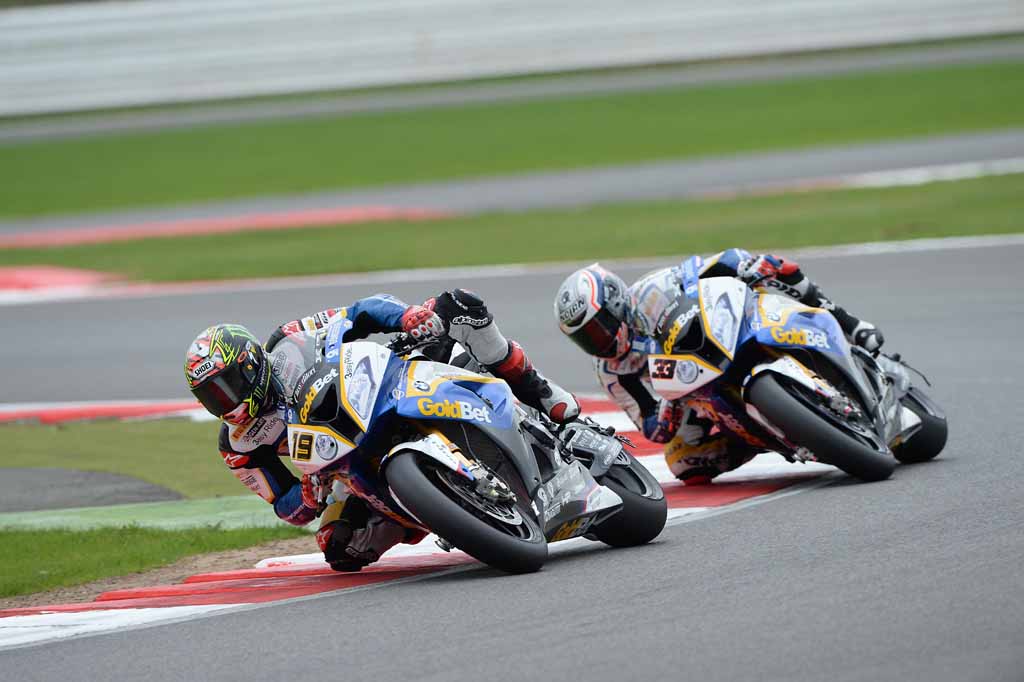 Чаз Дејвис пред својот клубски колега Марко Меландри WSBK13-09-03