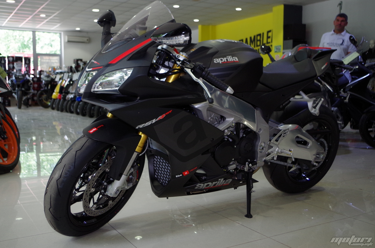 Новата Aprilia RSV4 RR 2015 може да се види во салонот на Динамикс aprilia rsv4 2015 13