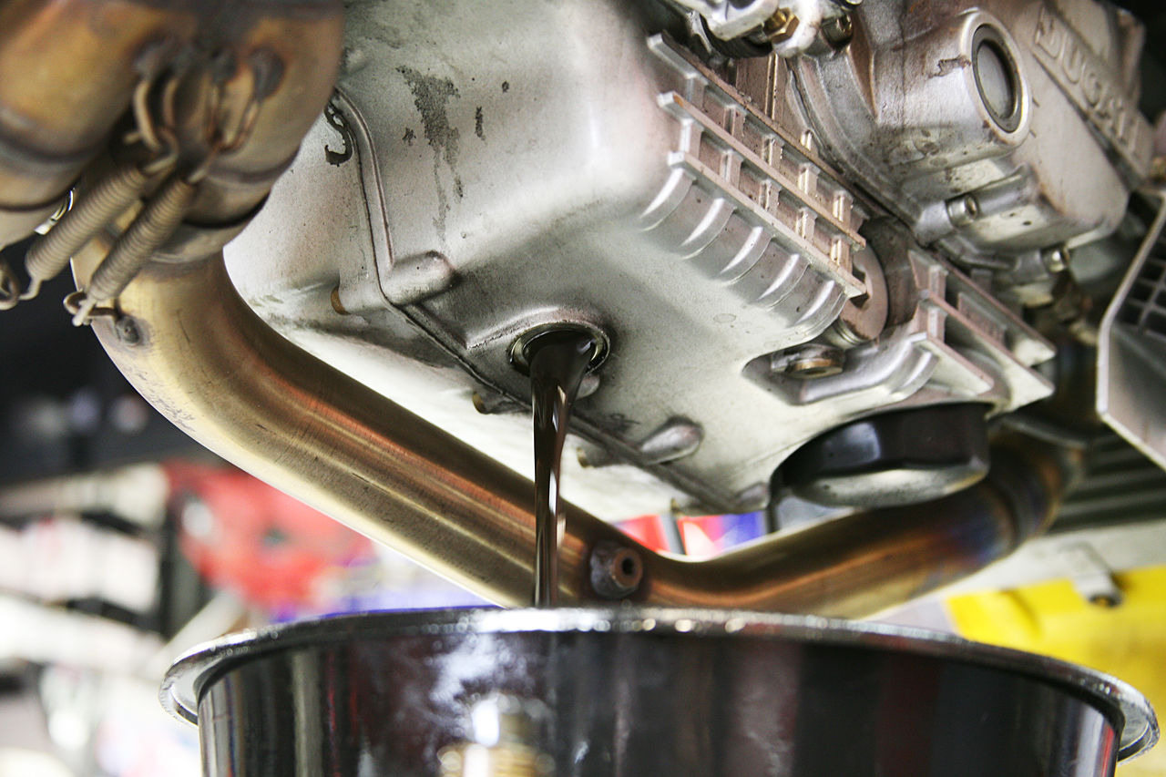 Промената на квалитетно моторно масло се прави на 6-7000 км bike oil change lead