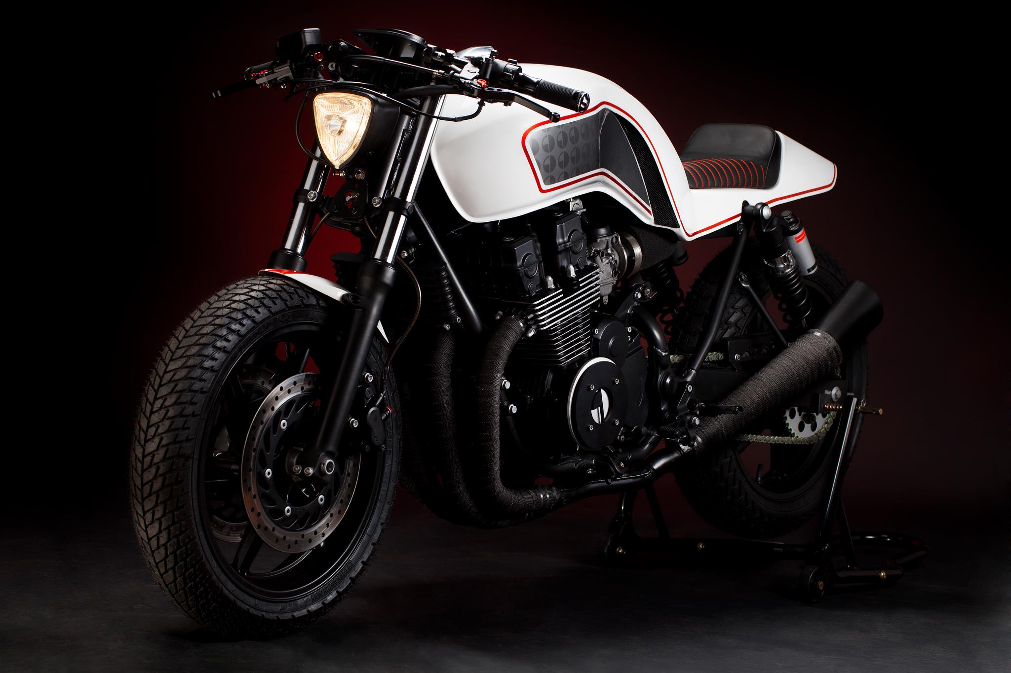 Да, навистина ова е Honda CB750.. односно била пред да ја преправат gravedigger-an-amazing-custom-honda-cb750-photo-gallery 5