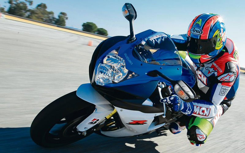 Доколку возите GSX-R произведен над 2004 година, проверете ги кочниците gsx-r750