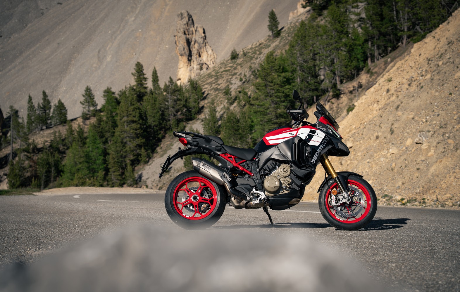 01 MY27 MULTISTRADA V4 PIKES PEAK STATICS 2
