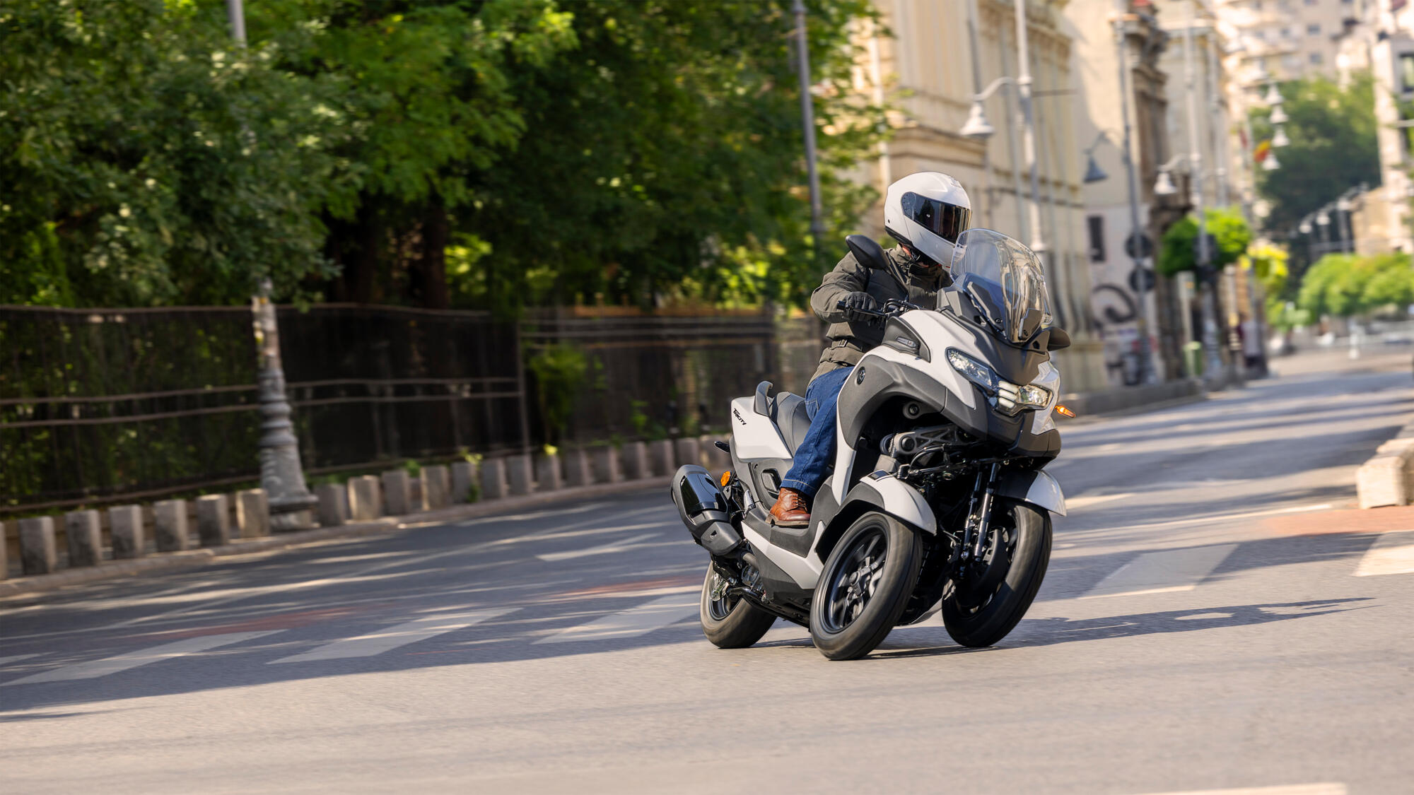 2026 yamaha lmw300ym eu milky white action 007 03