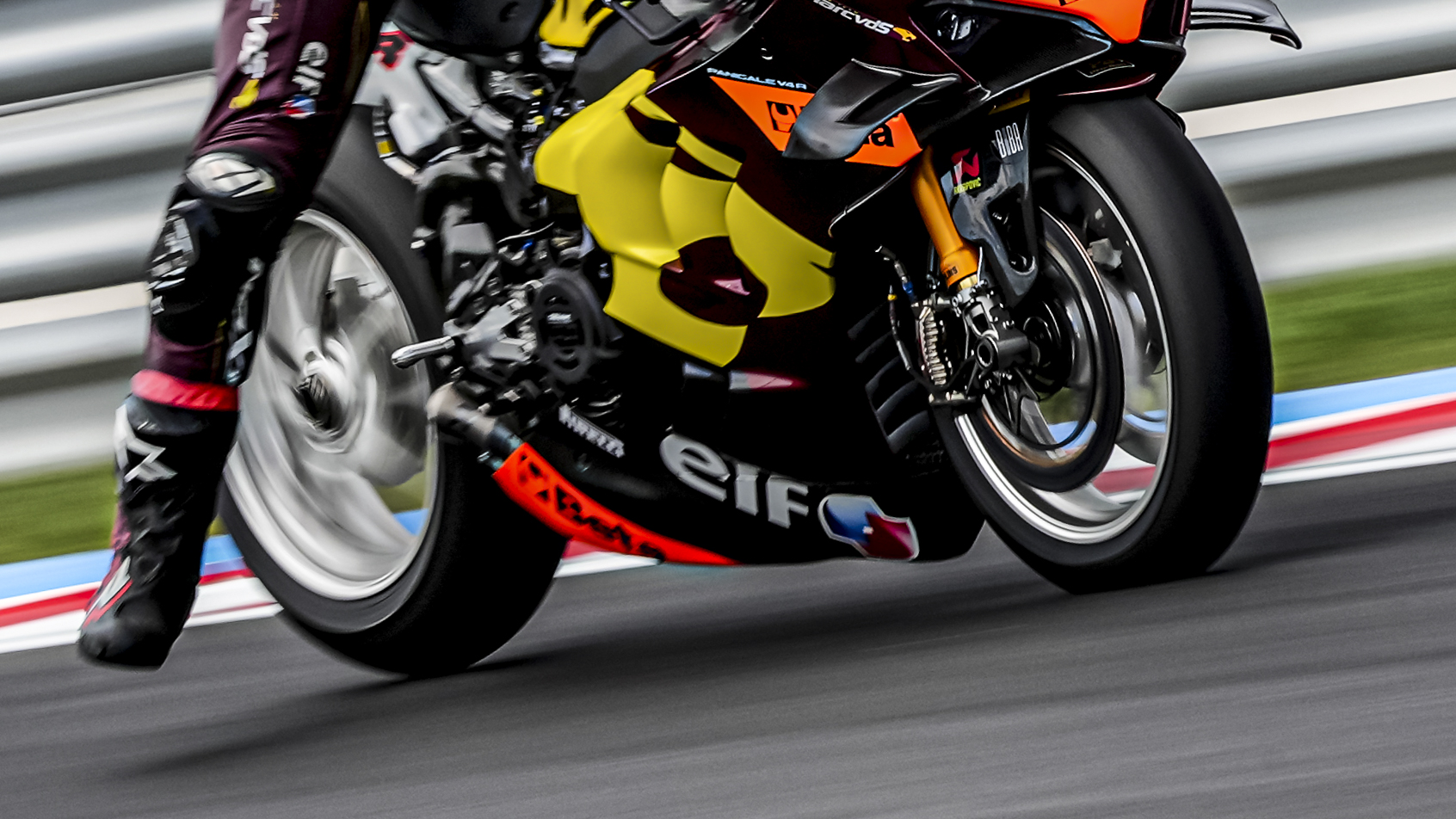 50216 R8 JDR WSBK ACTION