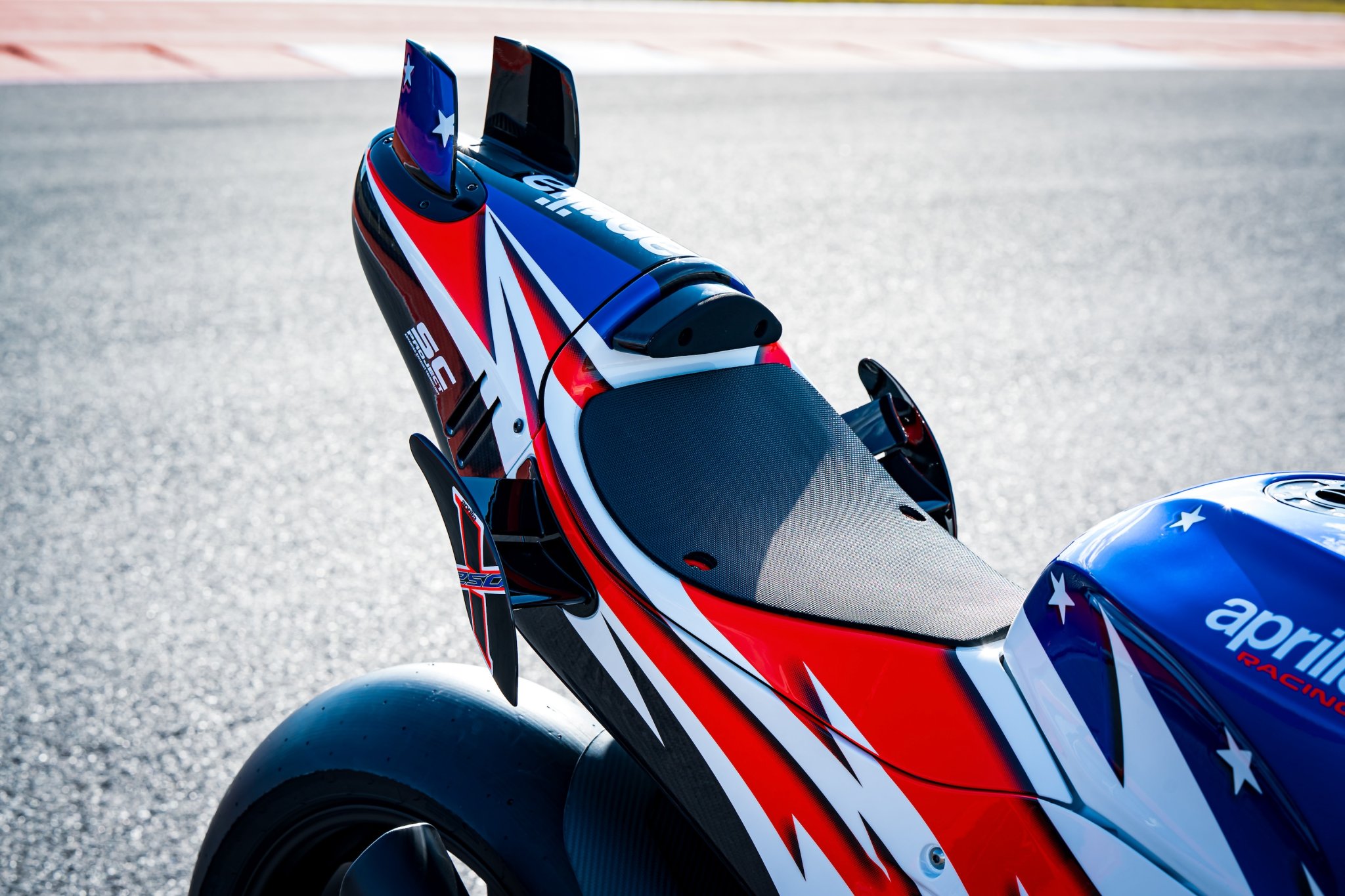 apriliaracing apriliax250th 05