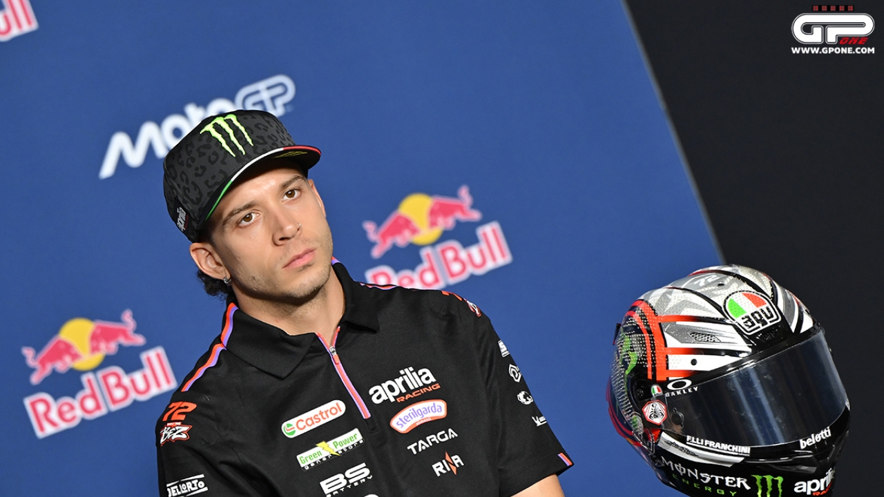 Марко Бецеки во боксот на Aprilia