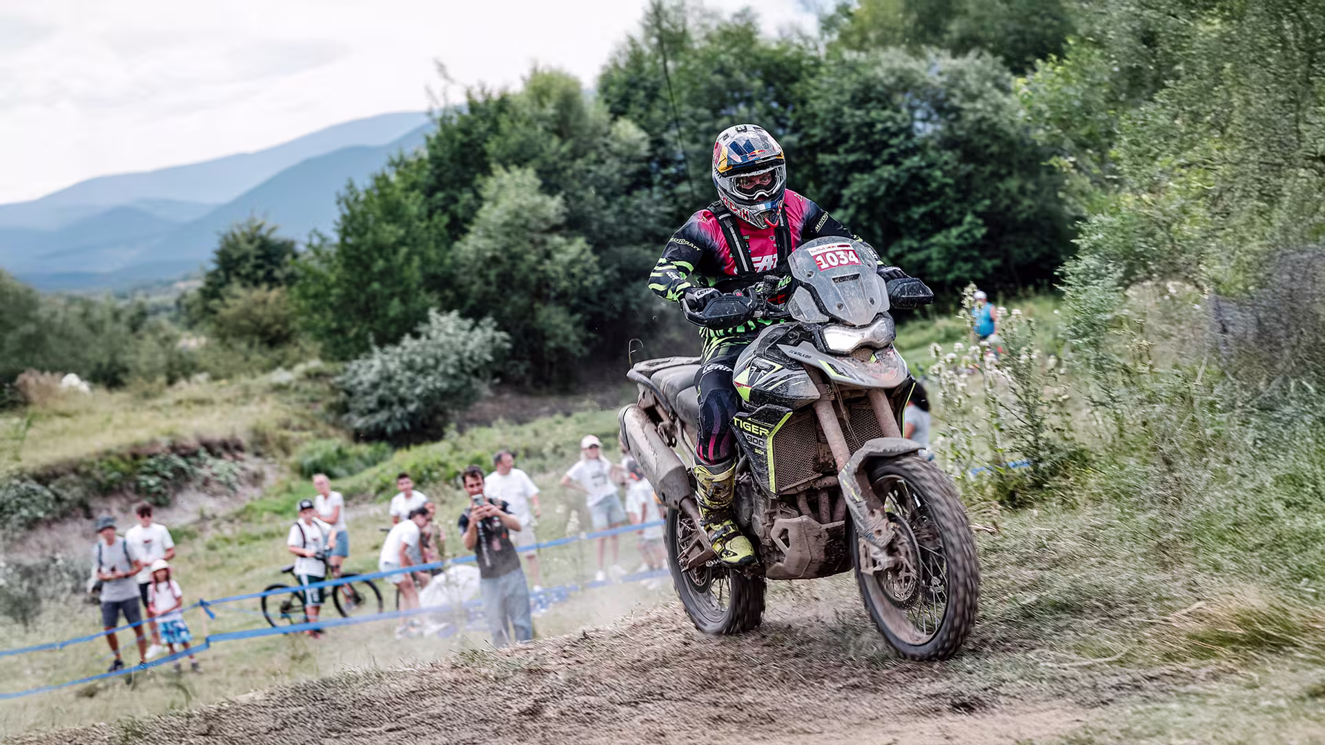 Џони Вокер со Triumph Tiger 900 Rally Pro