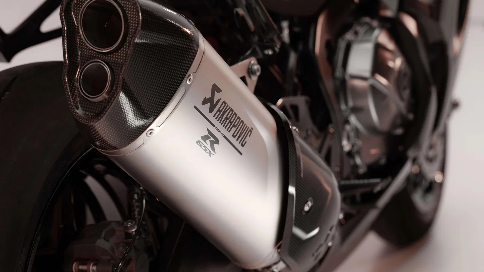 Титаниумски Akrapovic издувен систем на Suzuki GSX-R1000R Stealth