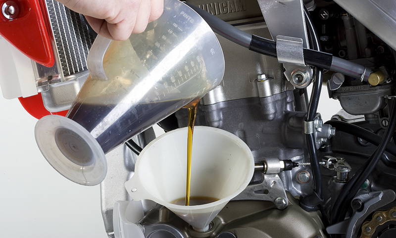 Колку често го менувате маслото во мотоциклот? oil change beaker
