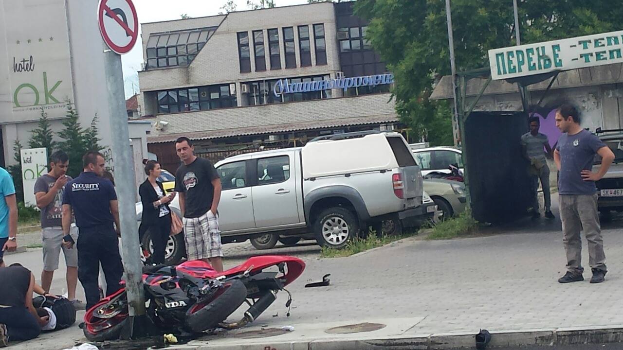 Хондата е прилично оштетена, но за среќа возачот е надвор од животна опасност olimp1