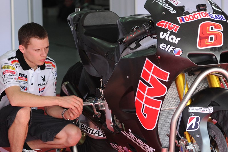 2012_Bradl_Pit_Garage_Day_One_Sepang_01
