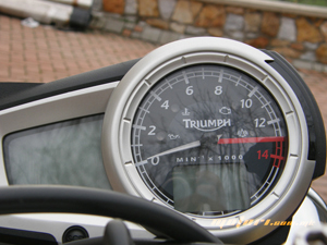 Triumpg StreetTriple