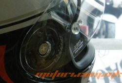 Механизмот овозможува брзо и едноставно менување на визирот