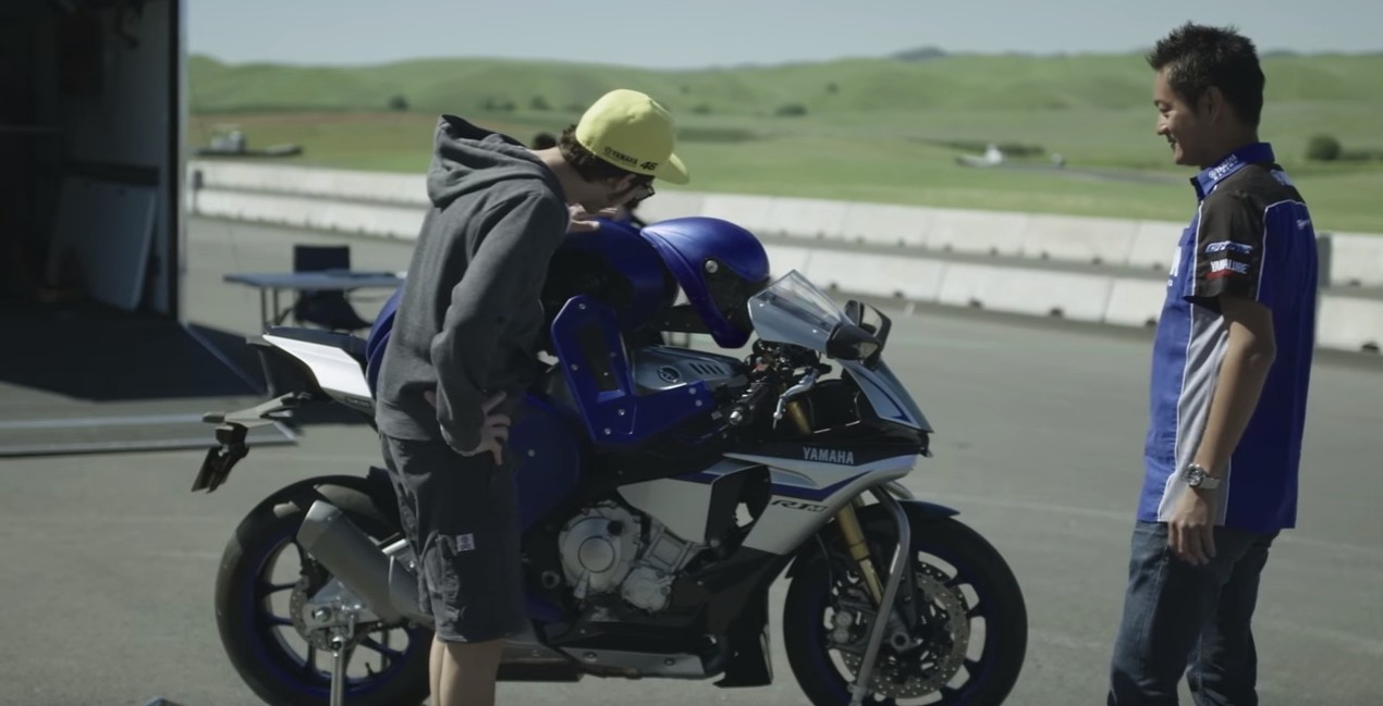 valentino rossi meets yamaha motobot 4