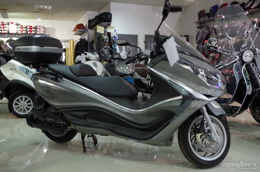 Попуст од 1000 евра на Piaggio X10 со куфер x10-3