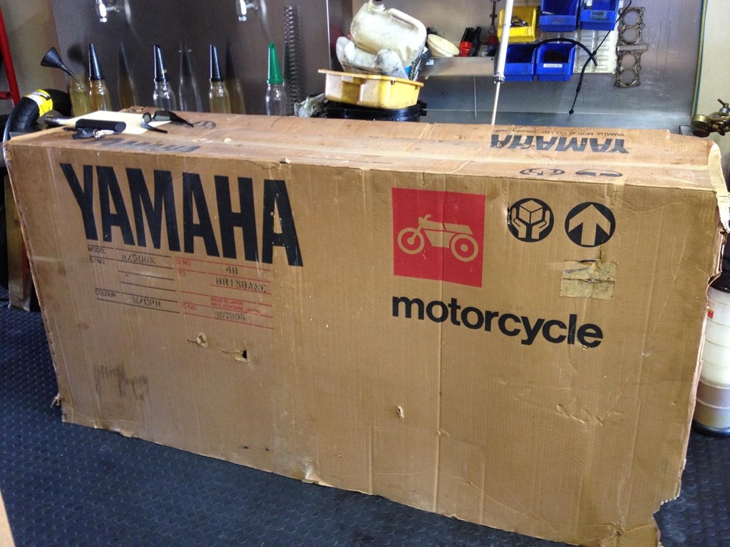 Оригиналната кутија во која е спакувана новата YAMAHA RZ500N од 1985 година yamah rz500n