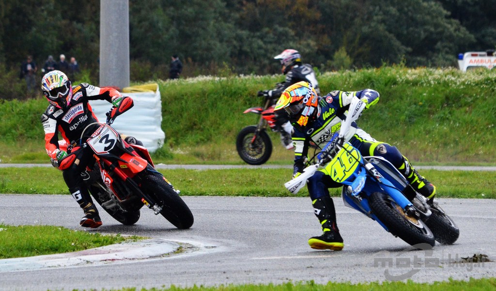 Валентино Роси се покажа како поумешен од Макс Бијаџи со супермото big sic-supermoto-day-2012-gara-67